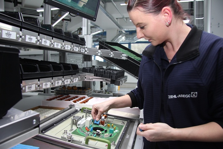 Bestückungen von Leiterplatten für Ziehl-Abegg-Elektromotoren mit Elementen, die maschinell nicht montiert werden können.