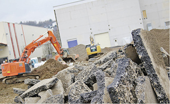 



Die Bagger rollen. Die Arbeiten zum zweiten Bauabschnitt für das Kemper-Werk 3 in Olpe sind im Dezember 2017 gestartet. Mitte 2019 soll die Inbetriebnahme beginnen. 
