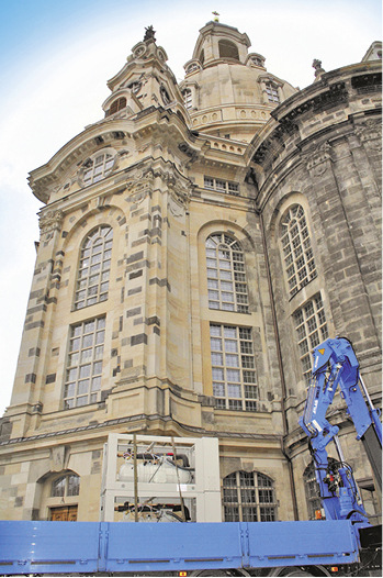 <p>
</p>

<p>
<span class="GVAbbildungszahl">1</span>
 Lieferung des Kälteerzeugers zur nachträglichen Integration einer Klimatisierung für den Kirchenraum. 
</p> - © Daikin

