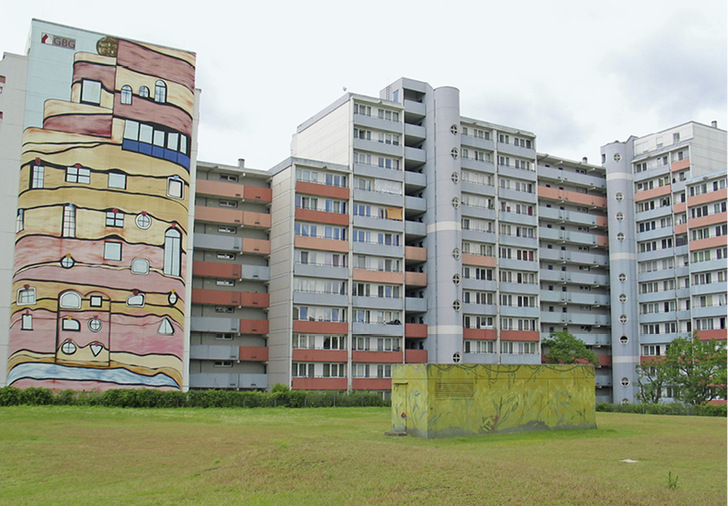 



1
 Bis zu 45 Jahre haben die GBG-Wohnhochhäuser im Mannheimer Stadtteil Herzogenried auf dem Buckel. Sie werden alle in einem Masterplan bis 2021 durch die Käuffer & Co. Rhein-Neckar-GmbH (Mannheim) als Generalübernehmer umfassend saniert. 
