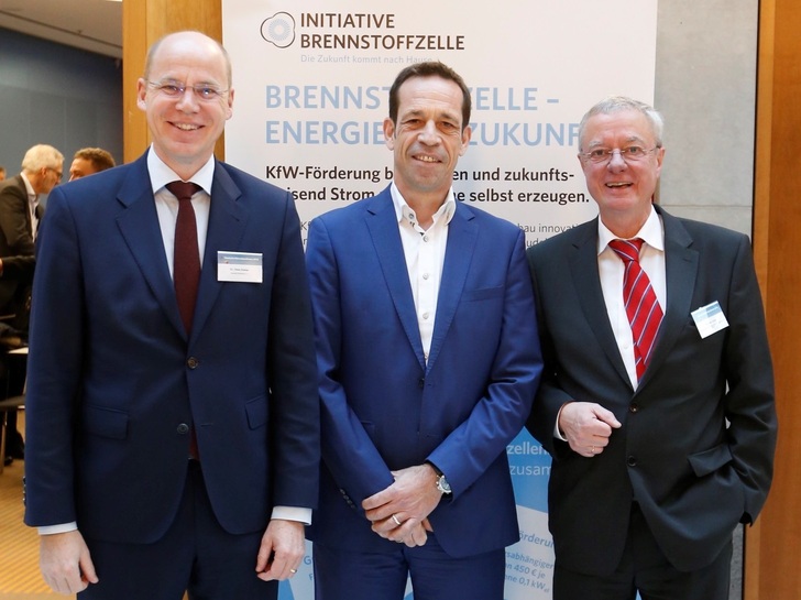 Die neuen IBZ-Sprecher Timm Kehler (links) und Andreas Lücke (rechts) mit Thorsten Herdan vom Bundeswirtschaftsministerium auf der Wärmekonferenz 2018. - © IBZ
