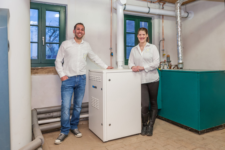 Solidpower produzierte vor wenigen Wochen den 1000sten Bluegen. Mike Schnädelbach (l.) vom Solidpower-Partnerbetrieb Ziegeler Solar + Haustechnik installierte das Gerät.