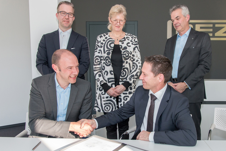 Unterzeichnung der Absichtserklärung durch Vertreter der Geze GmbH und der Priva B.V.