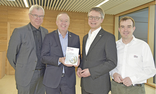 <p>
</p>
<p>
Architekt Günter Schleiff überreicht Urkunde und Plakette der Auszeichnung für den Energy Campus an die Stiebel-Eltron-Geschäftsführer Nicholas Matten und Kai Schiefelbein sowie den Leiter Energy Campus, Frank Röder (v. l.). 
</p> - © Stiebel Eltron
 
Architekt Günter Schleiff überreicht Urkunde und Plakette der Auszeichnung für den Energy Campus an die Stiebel-Eltron-Geschäftsführer Nicholas Matten und Kai Schiefelbein sowie den Leiter Energy Campus, Frank Röder (v. l.).