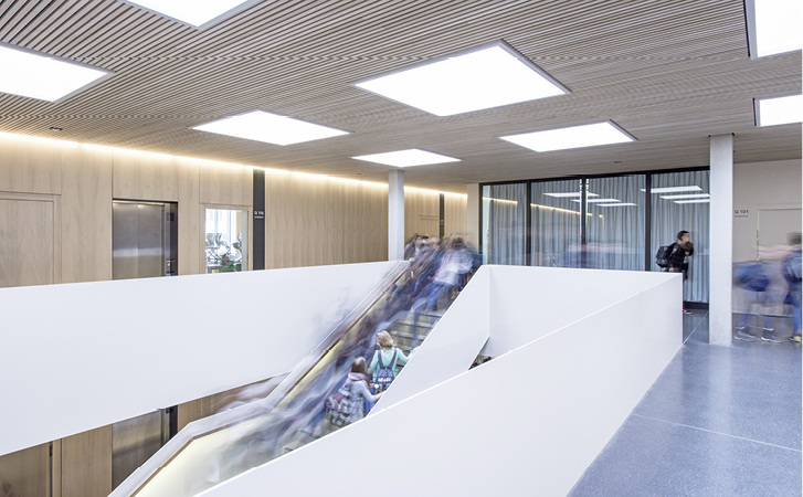 



1
 Eine schlechte Luftqualität beeinträchtigt die Lernfähigkeit von Schülern. Doch was nutzt die gute Wärmedämmung eines Schulgebäudes, wenn es beheizt wird, während gleichzeitig über die Fenster gelüftet wird? Das energetische Einsparpotenzial durch eine leistungsfähige Raumautomation lässt sich einfach abschätzen. 
