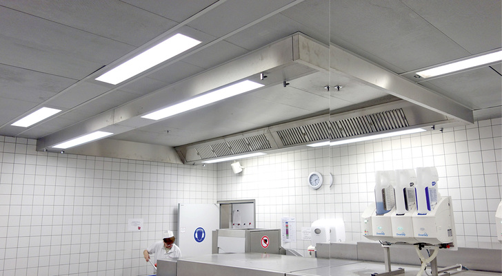 
1
 Pflegeleichte Edelstahl-Lüftungsdecke in einer Satelliten-Küche der Uni-Mensa Leipzig. 



