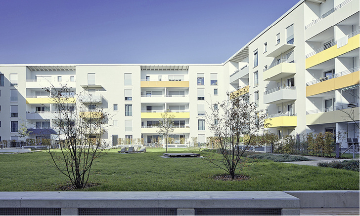 



1
 Die vom Siedlungswerk Nürnberg errichtete Wohnanlage „Am Röthenbacher Landgraben“ in Nürnberg besteht aus 130 Wohnungen und vier Gewerbeeinheiten. 
