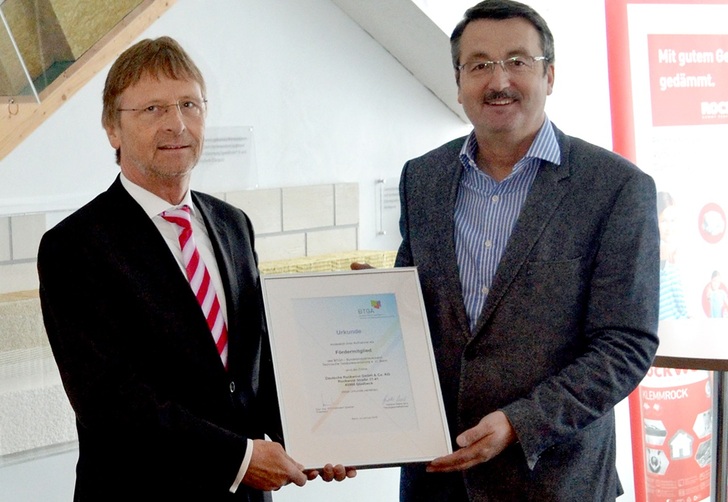 Günther Mertz überreicht Martin Schwark (rechts) die Mitgliedsurkunde des BTGA.