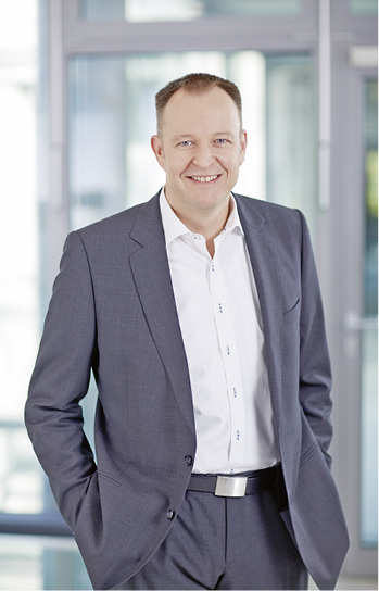 
4
 Oliver Fiedel: Fachmännisch geplant und installiert arbeiten die Komfort-Lüftungssysteme von Zehnder nahezu lautlos und sorgen so für maximalen Wohnkomfort. 



