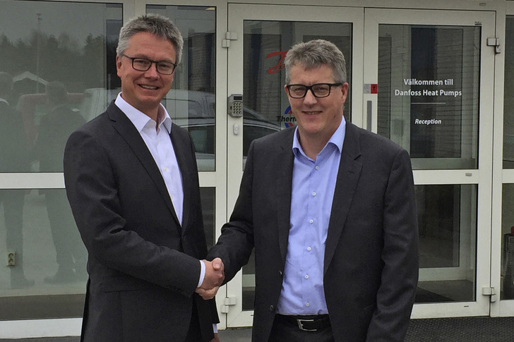 Stiebel Eltron erwirbt Danfoss Värmepumpar AB (Thermia). Dr. Kai Schiefelbein (links), Geschäftsführer der Stiebel-Eltron-Gruppe, und Troels H. Petersen, Head of Corporate Strategy, Danfoss A/S.