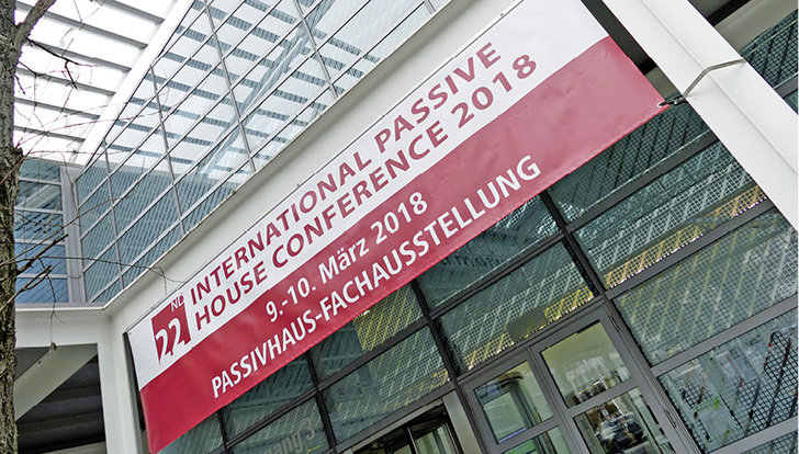 



1
 Mehr als 1000 Teilnehmer aus 50 Ländern kamen zur 22. Internationalen Passivhaustagung und Fachausstellung nach München. 
