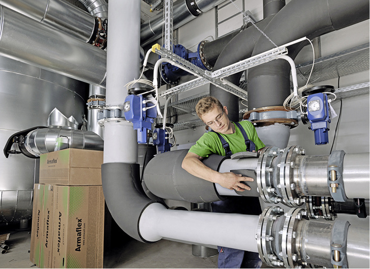 <p>
</p>
<p>
<span class="GVAbbildungszahl">1</span>
 Elastomere Dämmstoffe sind geschlossenzellig und haben einen hohen Wasserdampfdiffusionswiderstand. Die Dampfbremse ist nicht auf eine empfindliche Alukaschierung konzentriert, sondern baut sich über die gesamte Dämmschichtdicke auf. 
</p> - © Armacell
 
1
 Elastomere Dämmstoffe sind geschlossenzellig und haben einen hohen Wasserdampfdiffusionswiderstand. Die Dampfbremse ist nicht auf eine empfindliche Alukaschierung konzentriert, sondern baut sich über die gesamte Dämmschichtdicke auf.