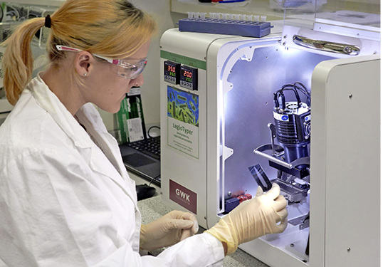 



1
 Erstautorin zum Legionellen-Schnelltest: Catharina Kober mit dem LegioTyper-Chip.
