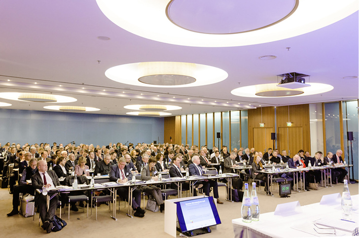 
1
 9. Deutsche Wärmekonferenz. „Meint man es ernst mit der Energiewende, muss die Bundesregierung den größten Energieverbrauchssektor, den Gebäudebereich, stärker adressieren. Dies gelingt nicht über Zwänge und Verbote, sondern erfordert Anreize. Eine attraktive, technologieoffene steuerliche Förderung würde den seit Jahren bestehenden Modernisierungsstau endlich auflösen“, erwartet BDH-Präsident Manfred Greis. 



