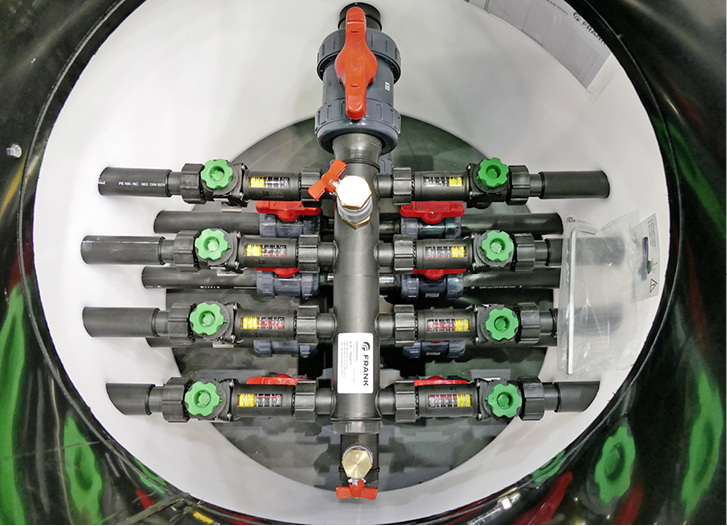 



1
 EWS-Verteiler. Experten fordern, Erdwärmesondenfelder dynamischer zu bewirtschaften und diese nicht nur gitterförmig anzulegen. Auch der Grundwasserfluss sollte stärker bei der Berechnung und Platzierung der EWS mit einbezogen werden.
