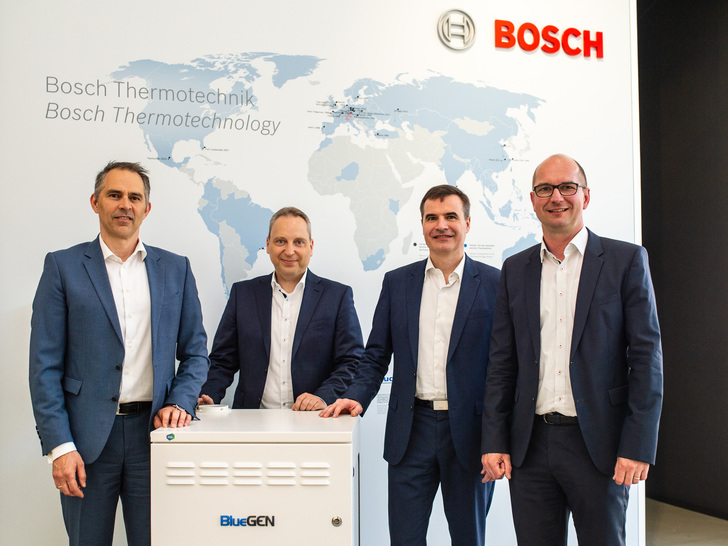 Oliver Koukal, Senior Vice President Business Unit Residential Heating bei Bosch Thermotechnik, Marcus Hahn Purchasing Manager bei Bosch Thermotechnik, Alberto Ravagni, CEO Solidpower S.p.A, und Andreas Ballhausen, Geschäftsführer Solidpower GmbH, (v.l.). - © Florian Gerlach/vor-ort-foto.de
 Oliver Koukal, Senior Vice President Business Unit Residential Heating bei Bosch Thermotechnik, Marcus Hahn Purchasing Manager bei Bosch Thermotechnik, Alberto Ravagni, CEO Solidpower S.p.A, und Andreas Ballhausen, Geschäftsführer Solidpower GmbH, (v.l.).