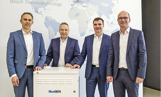 <p>
Oliver Koukal, Senior Vice President Business Unit Residential Heating bei Bosch Thermotechnik, Marcus Hahn, Purchasing Manager bei Bosch Thermotechnik, Alberto Ravagni, CEO Solidpower S.p.A, und Andreas Ballhausen, Geschäftsführer Solidpower GmbH (v. l.). 
</p>

<p>
</p> - © Solidpower

