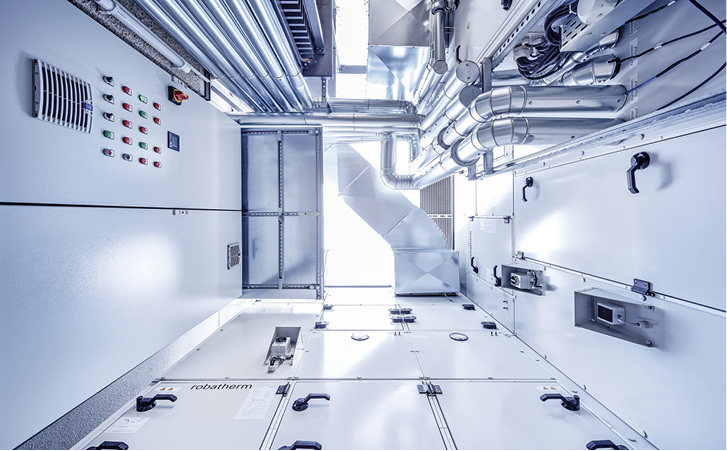 
1
 Ausgetüftelt, aber immer noch innerhalb des normalen Leistungsspektrums von robatherm: Das RLT-Gerät für das im Februar 2018 wiedereröffnete Edwin-Scharff-Museum. 



