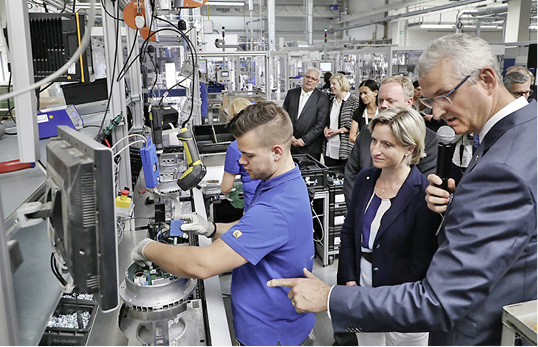 



Ziehl-Abegg: Produktionsvorstand Dr. Klaus Weiß (rechts) erklärt Baden-Württembergs Wirtschaftsministerin Dr. Nicole Hoffmeister-Kraut die Montage eines EC-Motors. 
