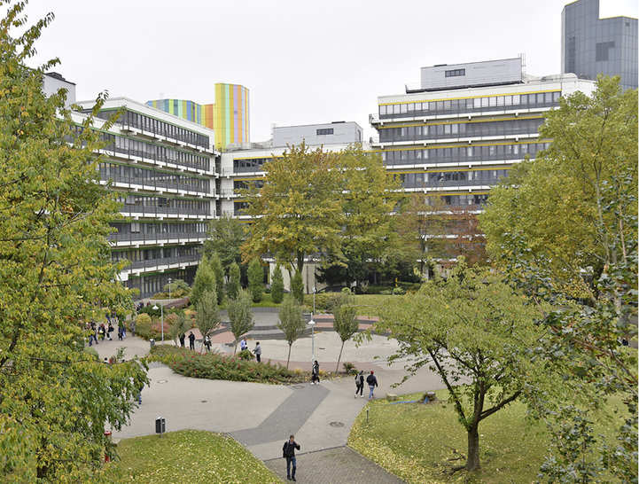 <p>
</p>

<p>
<span class="GVAbbildungszahl">1</span>
 Auf dem Campus Duisburg und dem Campus Essen wird umfangreich modernisiert. Zeitgleich entstehen neue Gebäude mit flexibler Raumnutzung.
</p> - © Schell

