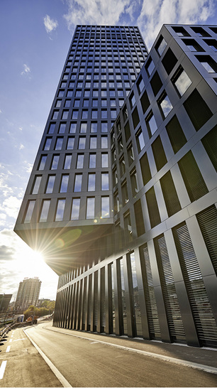 



1
 Eine auch architektonisch herausragende Landmarke im Herzen von Basel: Der fast 80 m hohe Grosspeter Tower mit seiner markanten Photovoltaik-Fassade. 
