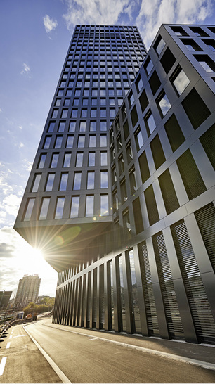 <p>
</p>

<p>
<span class="GVAbbildungszahl">1</span>
 Eine auch architektonisch herausragende Landmarke im Herzen von Basel: Der fast 80 m hohe Grosspeter Tower mit seiner markanten Photovoltaik-Fassade. 
</p> - © Systemair

