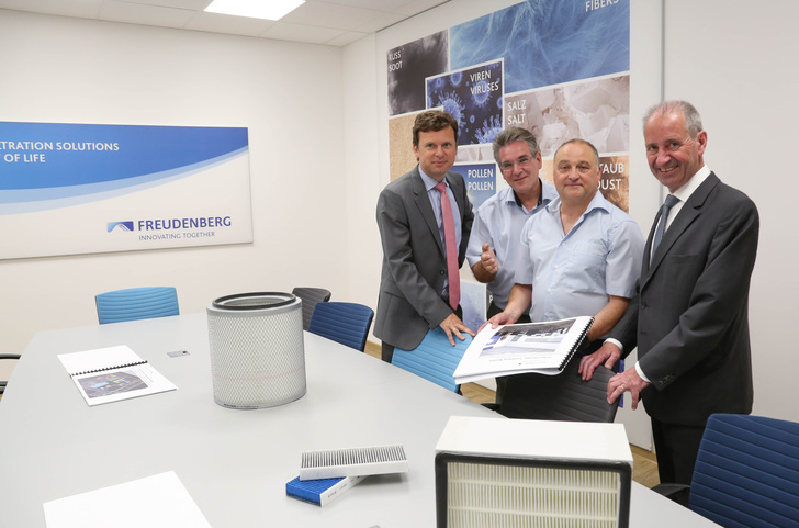 Haben das neue Filtration Science Lab eröffnet (v.l.): Dr. Andreas Kreuter, Dr. Thomas Caesar, Matthias Schilling und Dr. Jörg Sievert. - © Freudenberg Filtration Technologies
