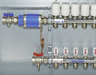 <p>
</p>

<p>
Zewotherm: Differenzdruckregler im Verteilerschrank. 
</p> - © Zewotherm

