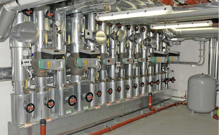 



1
 Wetterprognosedaten vereinfachen die Planung und Regelung von alternativen Heiz- und Kühlsystemen. Wie Planer die Vorhersagedaten sinnvoll nutzen, um die Raumtemperatur trotz der Trägheit einer Betonkernaktivierung konstant zu halten und den Nutzerkomfort zu erhöhen, zeigt sich im Neubau eines Gebäudekomplexes der VGH Projekt GmbH & Co. Prinzenareal KG. Im Bild der Verteiler der Betonkernaktivierung: Von hier aus erfolgt die Beladung der Betonkerne anhand einer prognostizierten Energiemenge anstelle der sonst üblichen Temperaturregelung. Dabei wird aus Planervorgaben und den prognostizierten Wetterbedingungen alle zwölf Stunden für jede Zone die notwendige Heiz- und Kühlenergie berechnet. 
