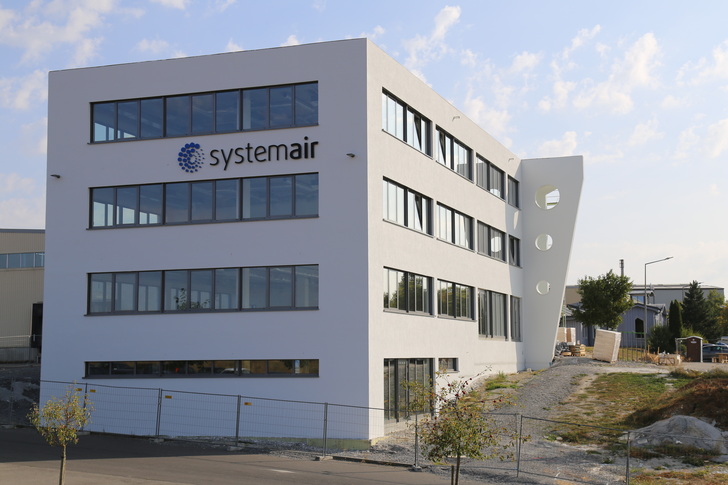 Das neue Büro- und Kantinengebäude der Systemair GmbH wird bald fertiggestellt. - © Systemair
