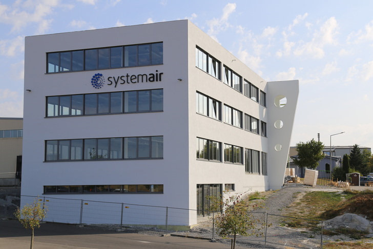 Das neue Büro- und Kantinengebäude der Systemair GmbH wird bald fertiggestellt. - © Systemair
 Das neue Büro- und Kantinengebäude der Systemair GmbH wird bald fertiggestellt.