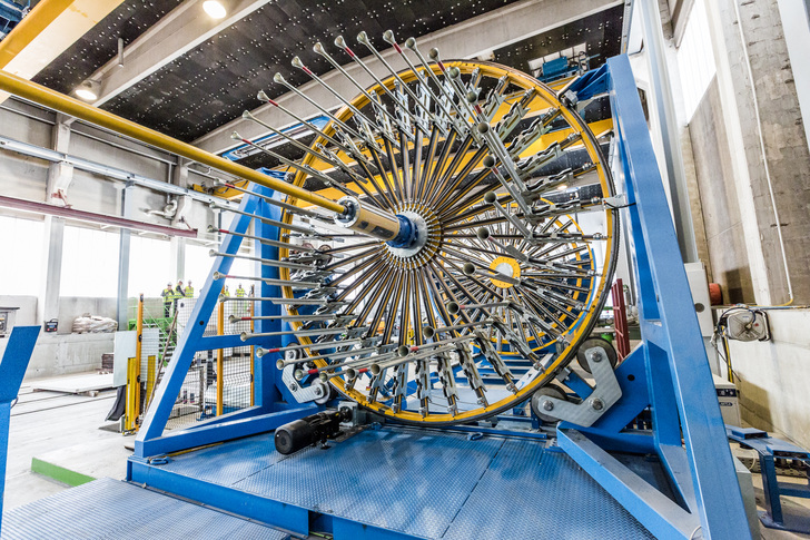 Mall fertigt seine fugenlosen Stahlbetonbehälter (im Bild ist eine Korbschweißmaschine zu sehen) bisher an fünf Standorten in Deutschland sowie in zwei Werken in Österreich und Ungarn. 2019 soll die Produktion am neuen Standort in Coesfeld aufgenommen werden. - © Mall GmbH
 Mall fertigt seine fugenlosen Stahlbetonbehälter (im Bild ist eine Korbschweißmaschine zu sehen) bisher an fünf Standorten in Deutschland sowie in zwei Werken in Österreich und Ungarn. 2019 soll die Produktion am neuen Standort in Coesfeld aufgenommen werden.