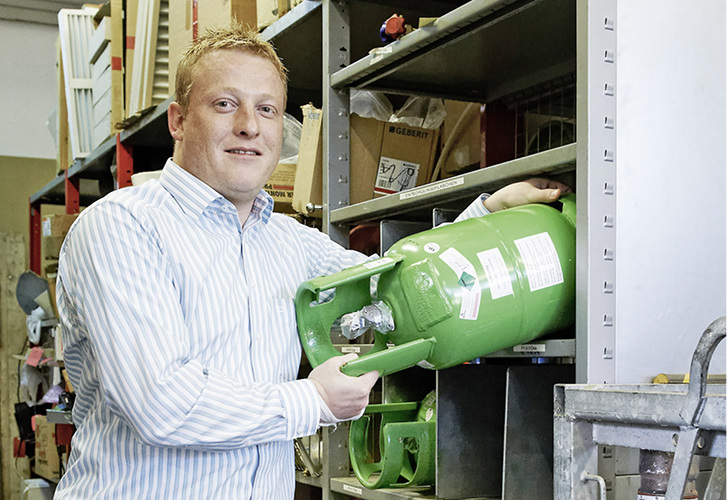 



1
 Ein neues Kältemittel muss ohne Wenn und Aber umweltschonender sein, als das vorhergehende. Parallel dazu darf die Effizienz des technologischen Prozesses nicht geringer werden. 
