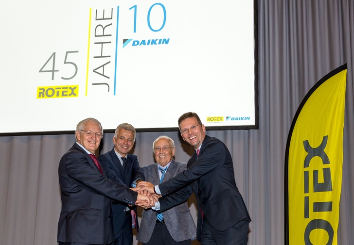 Gemeinsam feiern (v.l.) Frans Hoorelbeke (Chairman Daikin Europe), Dr. Franz Grammling (ehemaliger Geschäftsführer Rotex), Gerhard Rambacher (Gründer Rotex) und Georg Blümel (Geschäftsführer Rotex) 45 Jahre Rotex und 10 Jahre Zugehörigkeit zur Daikin Gruppe.