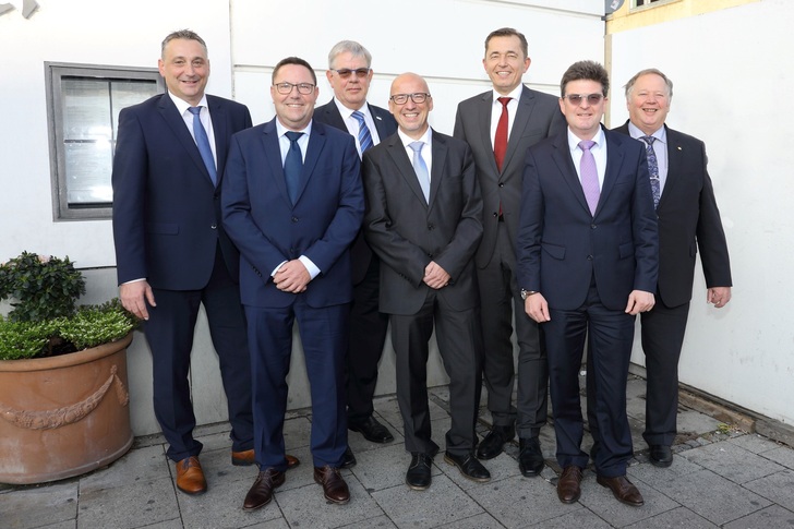 Der neue Vorstand des ZVSHK (v.l.): Frank Senger, Jens Wagner, Vize-Präsident Norbert Borgmann, Andreas Schuh, Präsident Michael Hilpert, Hauptgeschäftsführer Helmut Bramann und Joachim Butz.