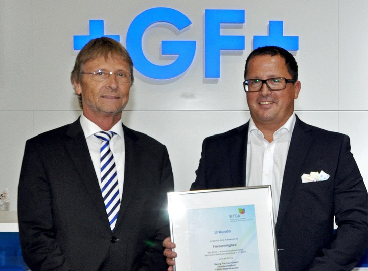 BTGA-Hauptgeschäftsführer Günther Mertz (links) überreicht Udo Jirmann, Geschäftsführer der Georg Fischer GmbH, die BTGA-Mitgliedsurkunde. - © ja / BTGA
