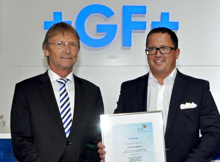 BTGA-Hauptgeschäftsführer Günther Mertz (links) überreicht Udo Jirmann, Geschäftsführer der Georg Fischer GmbH, die BTGA-Mitgliedsurkunde.