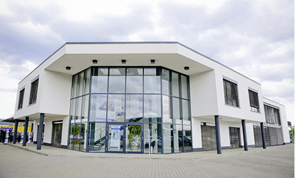 
Zewotherm-Stammsitz in Remagen mit dem neuen Anbau auf der rechten Seite. 



