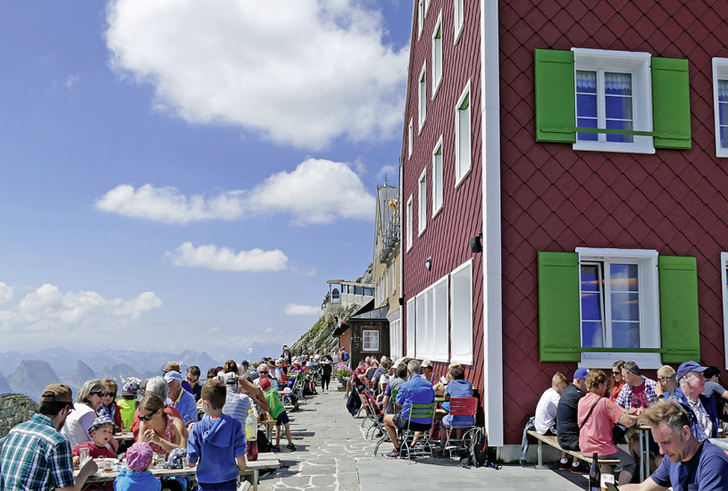 <p>
</p>

<p>
<span class="GVAbbildungszahl">1</span>
 Der Bergtourismus boomt! Gleichzeitig wachsen die Ansprüche der Touristen an Gastronomie und Komfort. Damit steigt der Bedarf an Energie für Heizen und Kühlen überproportional. 
</p> - © Siegfried Schmid

