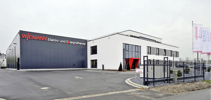 <p>
</p>

<p>
<span class="GVAbbildungszahl">1</span>
 Der neue Unternehmenssitz von Elektro Wiemann in Bünde umfasst eine Lager- und Kommissionierhalle sowie einen Büro- und Verkaufsbereich. 
</p> - © Mitsubishi Electric

