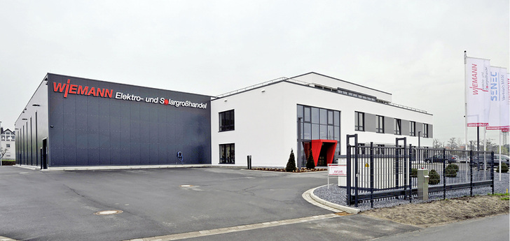 



1
 Der neue Unternehmenssitz von Elektro Wiemann in Bünde umfasst eine Lager- und Kommissionierhalle sowie einen Büro- und Verkaufsbereich. 
