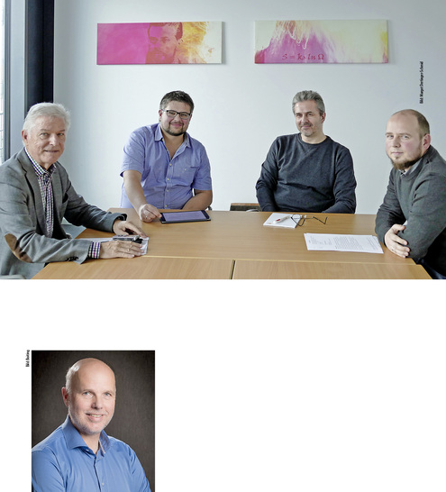 
1
 Besteht bei der innovativen Speichertechnologie PCM ein Henne-Ei-Problem? Diese und andere Fragen zur Marktsituation von PCM waren Thema eines Interviews am ZAE Bayern in Würzburg. V. l.: Wolfgang Schmid, Fabian Hoppe, Helmut Weinläder, Felix Klinker und – per Telefon zugeschaltet – Prof. Dr.-Ing. Bernd Boiting (unten).
