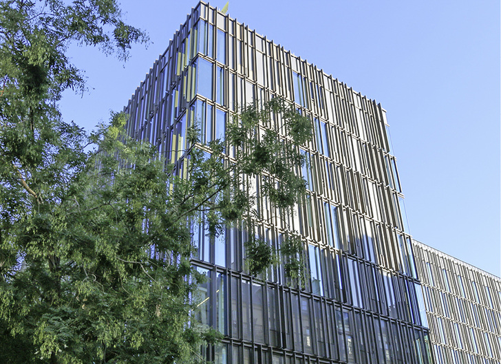 



1
 Rund 1000 Arbeitsplätze bietet das zehngeschossige, jüngst sanierte Bürogebäude in der Rue Guersant 32 in Paris. Herausforderung für die Planer war eine geringe Geschosshöhe. 
