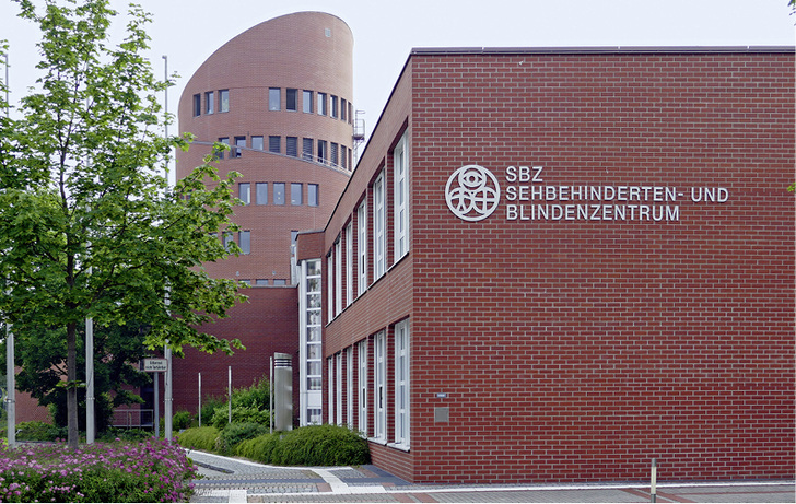 <p>
</p>

<p>
<span class="GVAbbildungszahl">1</span>
 Markant in der Mitte von Unterschleißheim bei München gelegen: Das Sehbehinderten- und Blindenzentrum Bayern. Die 1983 errichtete Anlage mit Schulen, Tagesstätte, Internat und mobilen Diensten gilt auch heute noch als beispielhaft in seiner Architektur. 
</p> - © Thermozyklus

