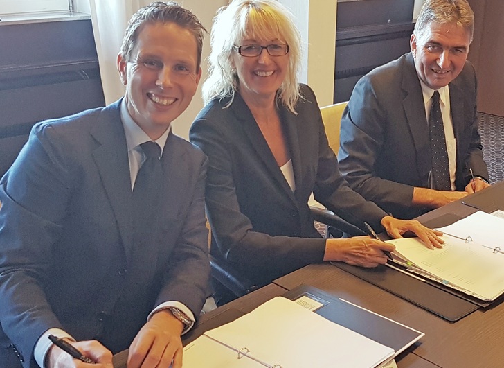 Unterzeichnung des Kaufvertrags (v.l.): Jeroen Rook, Bergschenhoek Groep B.V., Heike Skoberne und Sven Schuchmann, Geschäftsführer Skoberne GmbH.