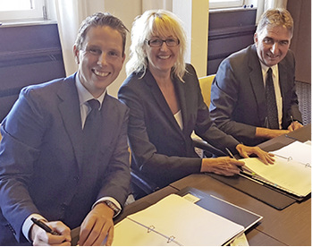 



Unterzeichnung des Kaufvertrags (v. l.): Jeroen Rook, Bergschenhoek Groep B.V., Heike Skoberne und Sven Schuchmann, Geschäftsführer Skoberne GmbH. 
