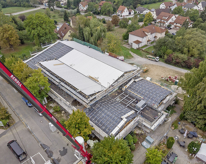 <p>
</p>

<p>
<span class="GVAbbildungszahl">1</span>
 Die Schwarzachhalle beherbergt neben der großen Halle für Sport- und sonstige Veranstaltungen eine Kegelbahn im Untergeschoss sowie diverse Versammlungs- und Sozialräume. 
</p> - © Saint-Gobain Isover G+H AG

