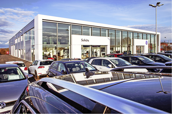 



1
 Volkswagen Mobilitätszentrum von Auto-Schütz in Groß-Umstadt. Eine Photovoltaik-Anlage auf dem Dach erzeugt elektrische Energie für den Betrieb der Wärmepumpe und die Ladung von Elektrofahrzeugen. 
