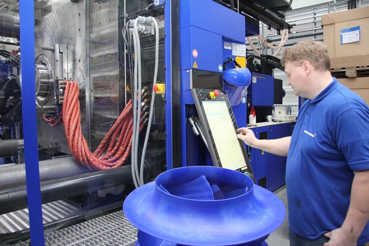 Ziehl-Abegg stellt mit hochkomplexen Werkzeugen bionisch optimierte Ventilatoren aus dem Spezialkunststoff ZAmid her.
