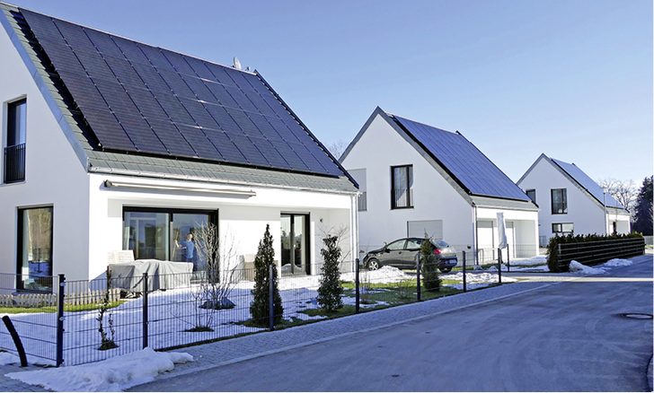 



1
 Ohne Förderung, aber mithilfe einer sehr auf Effizienz und Wirtschaftlichkeit ausgerichteten Planung ist diese Siedlung im „Effizienzhaus Plus-Standard“ im bayerischen Friedberg entstanden. Die Anwohner bestätigten, dass der Schnee durch die steilen Giebeldächer gezielt abgerutscht ist. 
